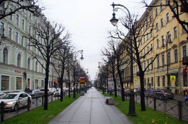 Şehir manzarası ve ana caddelerde yürüyüş.