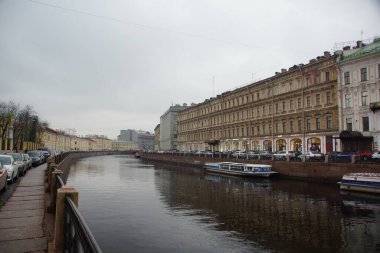 Şehir manzarası ve ana caddelerde yürüyüş.
