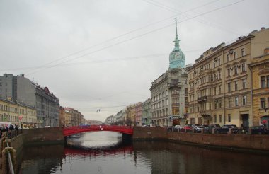 Şehir manzarası ve ana caddelerde yürüyüş.