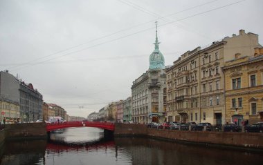 Şehir manzarası ve ana caddelerde yürüyüş.