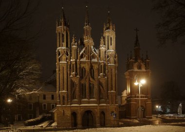 Şehir merkezindeki binaların cephelerinin mimari tasarımının bir parçası.