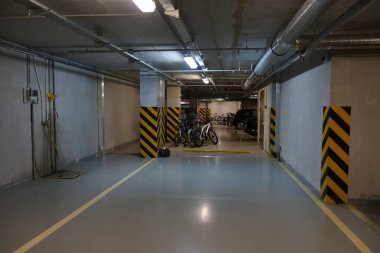 Modern bir çok duvarlı yerleşim tesisinin park yeri için yapıcı çözümler