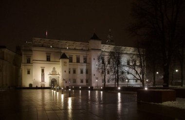 Şehir merkezindeki binaların cephelerinin mimari tasarımının bir parçası.