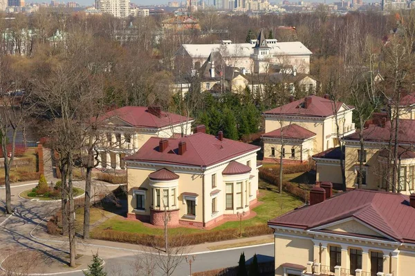 Krestovsky Adası 'ndaki panoramik konut manzarası