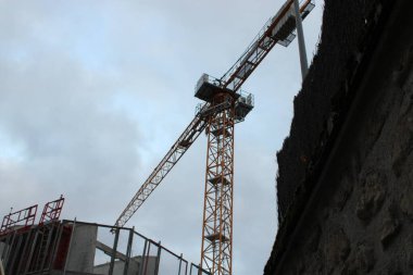 Bulutlu bir gökyüzünde yapım için vinç