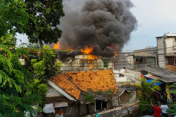 Jakarta, Endonezya, 19 Mart 2022: 19 Mart 2022 'de yoğun nüfuslu Jakarta yerleşim bölgesinde bir ev yandı.