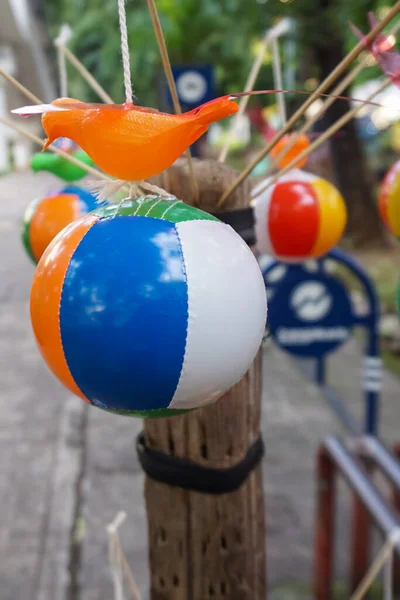子供のおもちゃ カラフルなボールのプラスチック製の鳥 — ストック写真