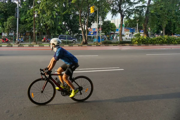 Jacarta Indonésia Março 2022 Desfocado Homem Andando Bicicleta Estrada Exercício — Fotografia de Stock