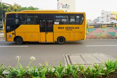 Jakarta, Endonezya, 24 Mart 2022: Sabah otoyoldan geçen okul otobüsü       