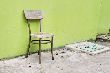 Batı Jakarta 'da bir restoranın bahçesindeki eski sandalyeler.