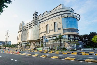 Jakarta, Endonezya - 08 Mayıs 2022: Batı Jakarta 'daki bir alışveriş merkezinin önündeki otoyoldaki durum uzun bayram boyunca çok sessiz.