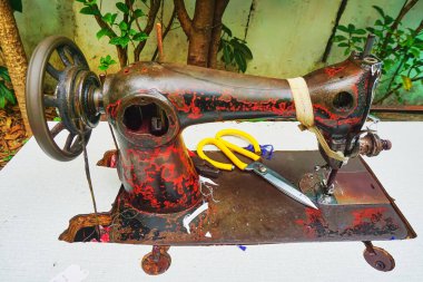 Eski dikiş makinesi, Antika dikiş makinesi.