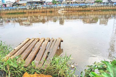 Nehir kenarındaki küçük ahşap iskele.