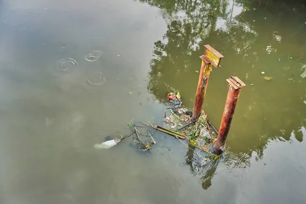 Nehirdeki çöpler eski köprü vakfının demir sütunlarına takıldı.