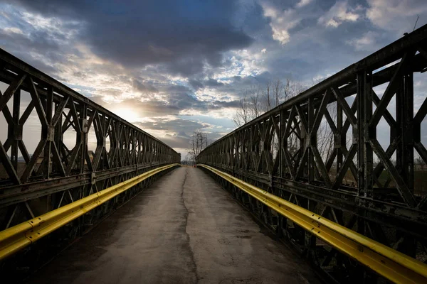 Старый Железный Мост Через Реку — стоковое фото