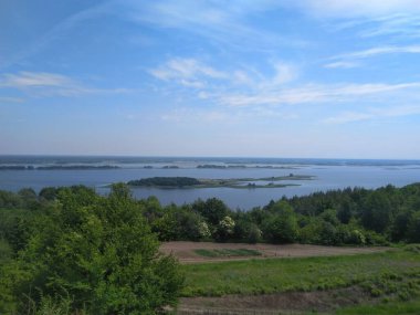 Yazın güzel göl manzarası