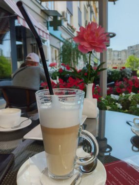 İrlanda bardağında masada nefis bir latte.