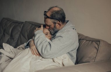 Heyecanlı, gri saçlı Ukraynalı adam korkmuş küçük torununu koruyor. Savaşı durdurun. Ukrayna için dua et. Ukrayna 'yı destekliyoruz..