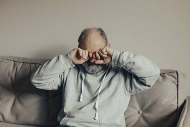 Ukraynalı korkmuş gri saçlı adam gözyaşlarını sildi..