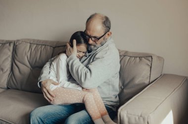 Ukraynalı heyecanlı gri saçlı adam korkmuş küçük torununu koruyor. Savaşı durdurun. Ukrayna için dua et. Ukrayna 'yı destekliyoruz..