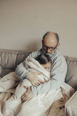 Ukraynalı heyecanlı gri saçlı adam korkmuş küçük torununu koruyor. Savaşı durdurun. Ukrayna için dua et. Ukrayna 'yı destekliyoruz..