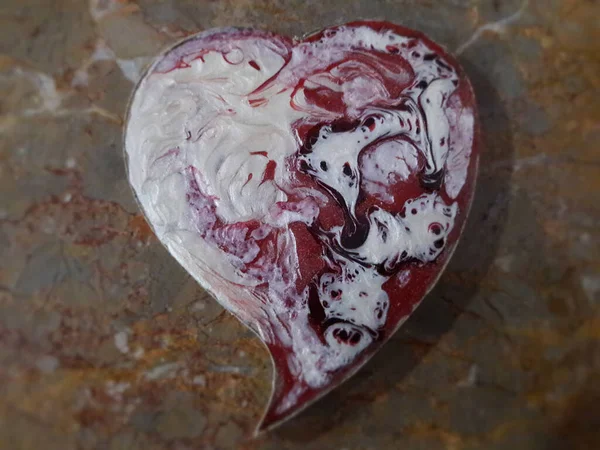 Καρδιά Mdf Βαμμένη Χρωματισμένο Γυαλί Στο Μαρμάρινο Τραπέζι Μου Φόντο — Φωτογραφία Αρχείου