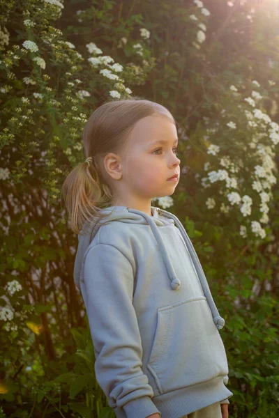 Menina Ucraniana Primavera Esperando — Fotografia de Stock