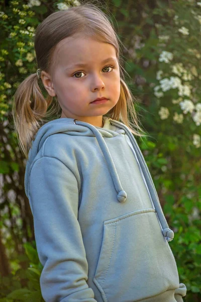 Ukraińska Dziewczyna Wiosnę Czeka — Zdjęcie stockowe
