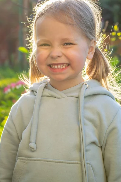 Ukraińska Dziewczyna Słońcu Uśmiechnięta — Zdjęcie stockowe
