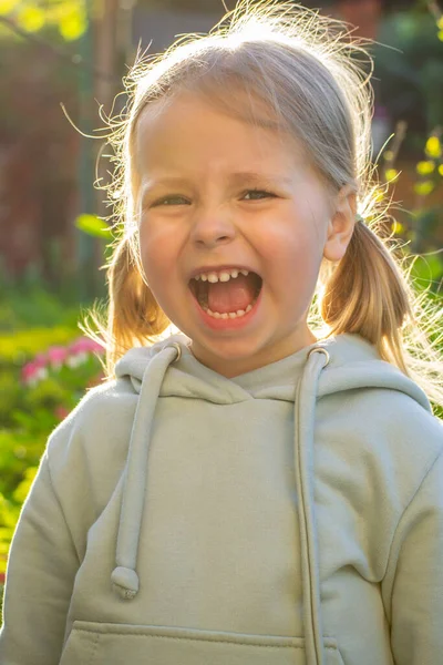 Ukraińska Dziewczyna Słońcu Uśmiechnięta — Zdjęcie stockowe