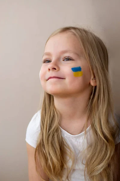 Mała Ukrainka Zdjęciem Flagi Ukrainy Sercem Pokoju — Zdjęcie stockowe