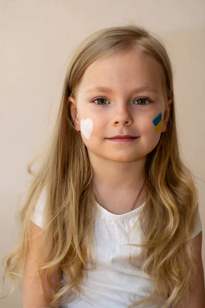 Malá Ukrajinská Žena Obrázkem Vlajky Ukrajiny Srdcem Míru — Stock fotografie