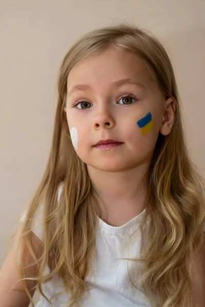 一个带着乌克兰国旗与和平之心的小乌克兰女人 — 图库照片