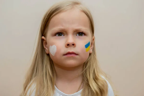 Pequena Mulher Ucraniana Com Uma Imagem Bandeira Ucrânia Coração Paz — Fotografia de Stock