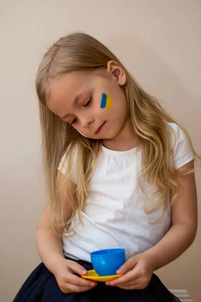 Pequena Mulher Ucraniana Com Uma Imagem Bandeira Ucrânia Coração Paz — Fotografia de Stock