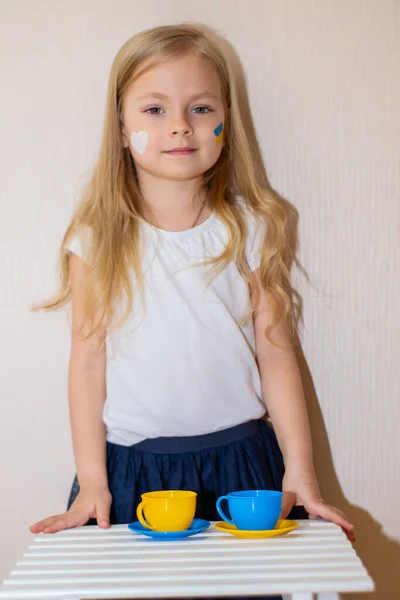 Petite Femme Ukrainienne Avec Une Photo Drapeau Ukraine Cœur Paix — Photo