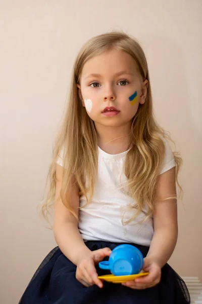 Pequena Mulher Ucraniana Com Uma Imagem Bandeira Ucrânia Coração Paz — Fotografia de Stock