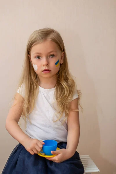 Pequena Mulher Ucraniana Com Uma Imagem Bandeira Ucrânia Coração Paz — Fotografia de Stock