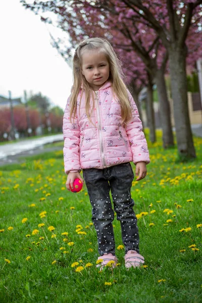 公园里拿着粉红雨伞的小女孩 — 图库照片