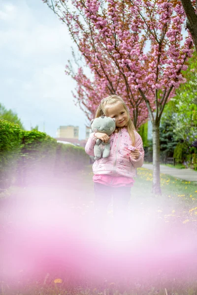 Little Girl Bouquet Tulips Park — Stock fotografie