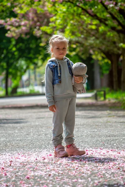 Girl Walking Stairs Child Going First Spring — Stockfoto