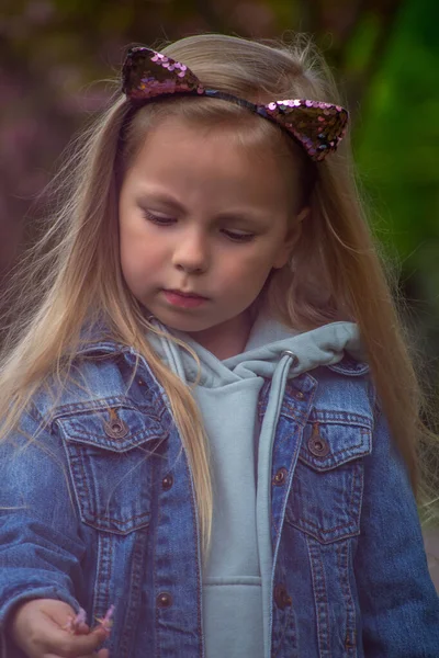 Portrait Une Belle Fille Dans Une Robe Bleue — Photo