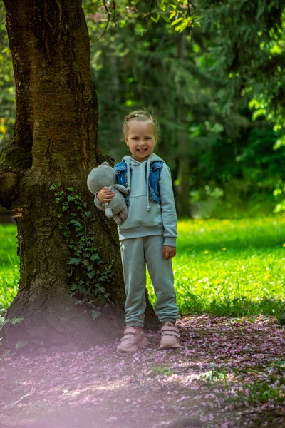 Mladá Dívka Kráčí Jarní Zahradě — Stock fotografie