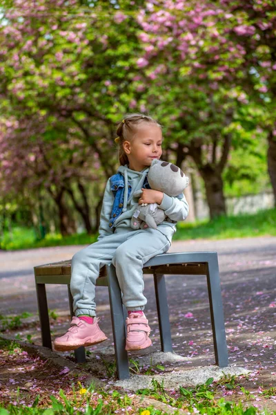 Little Girl Sitting Spring Park — Zdjęcie stockowe