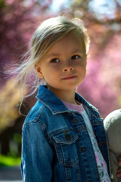 Menina Com Flores Cor Rosa Parque — Fotografia de Stock