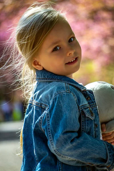 Menina Com Flores Cor Rosa Parque — Fotografia de Stock