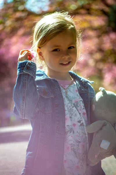 公园里开着粉红花朵的小女孩 — 图库照片