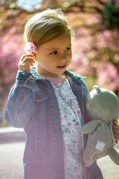 Holčička Růžovými Květy Parku — Stock fotografie