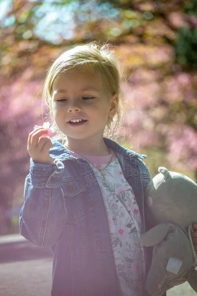 公园里开着粉红花朵的小女孩 — 图库照片