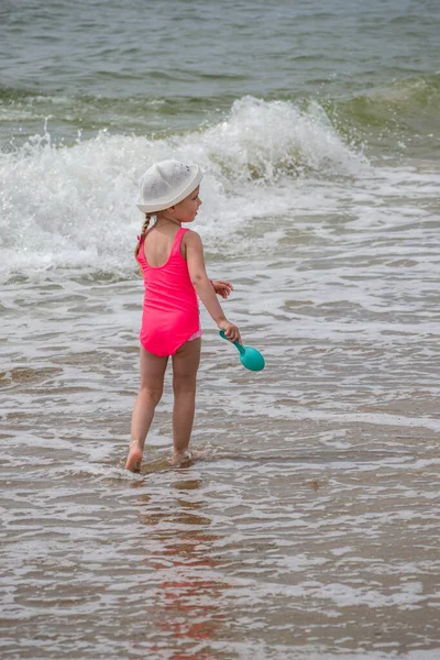 Little Girl Pink Swimsuit Beach — Stock Photo, Image